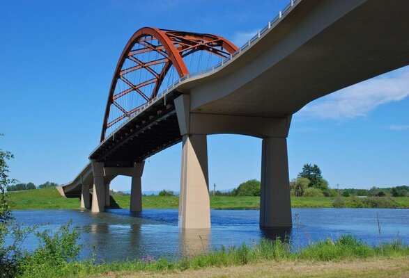 Sauvie_Island_Bridge_(second)_from_shoreline.jpg